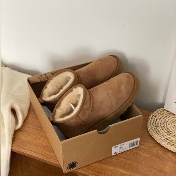 NEW IN BOX UGG classic ultra mini - Picture 6 of 7